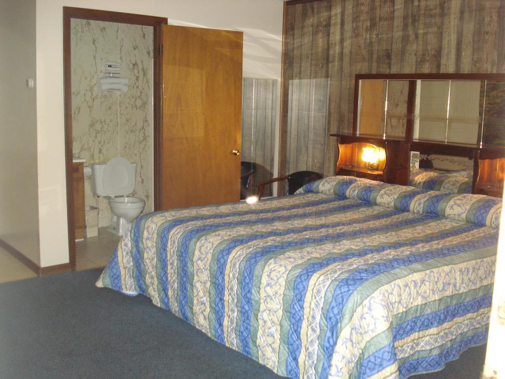 Cedar Grove Motel Altoona Room photo