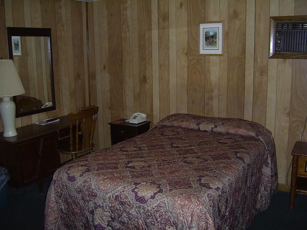 Cedar Grove Motel Altoona Room photo
