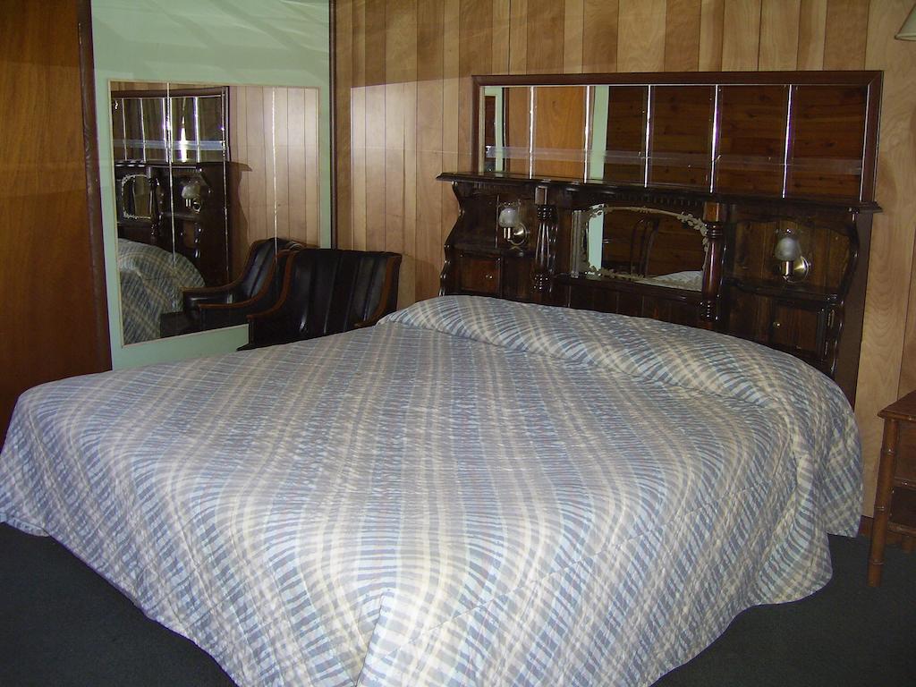 Cedar Grove Motel Altoona Room photo